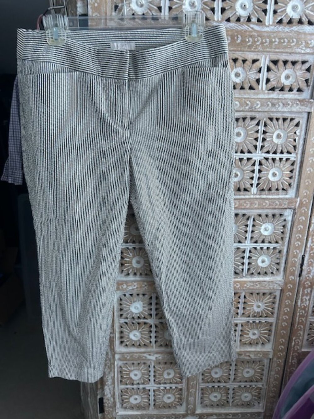 Loft Sear Sucker Capri Pants